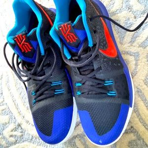 NIKE basketball shoes boys /men’s Size 10.5 Azurie elizabeth “Nike ZOOM”